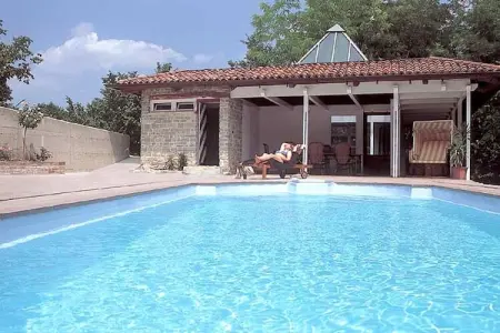 Location appartement à Bastia Mondovì, Manoir dans les collines de Langhe avec piscine