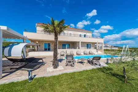 Location villa à Debeljak, Villa avec piscine privée chauffée