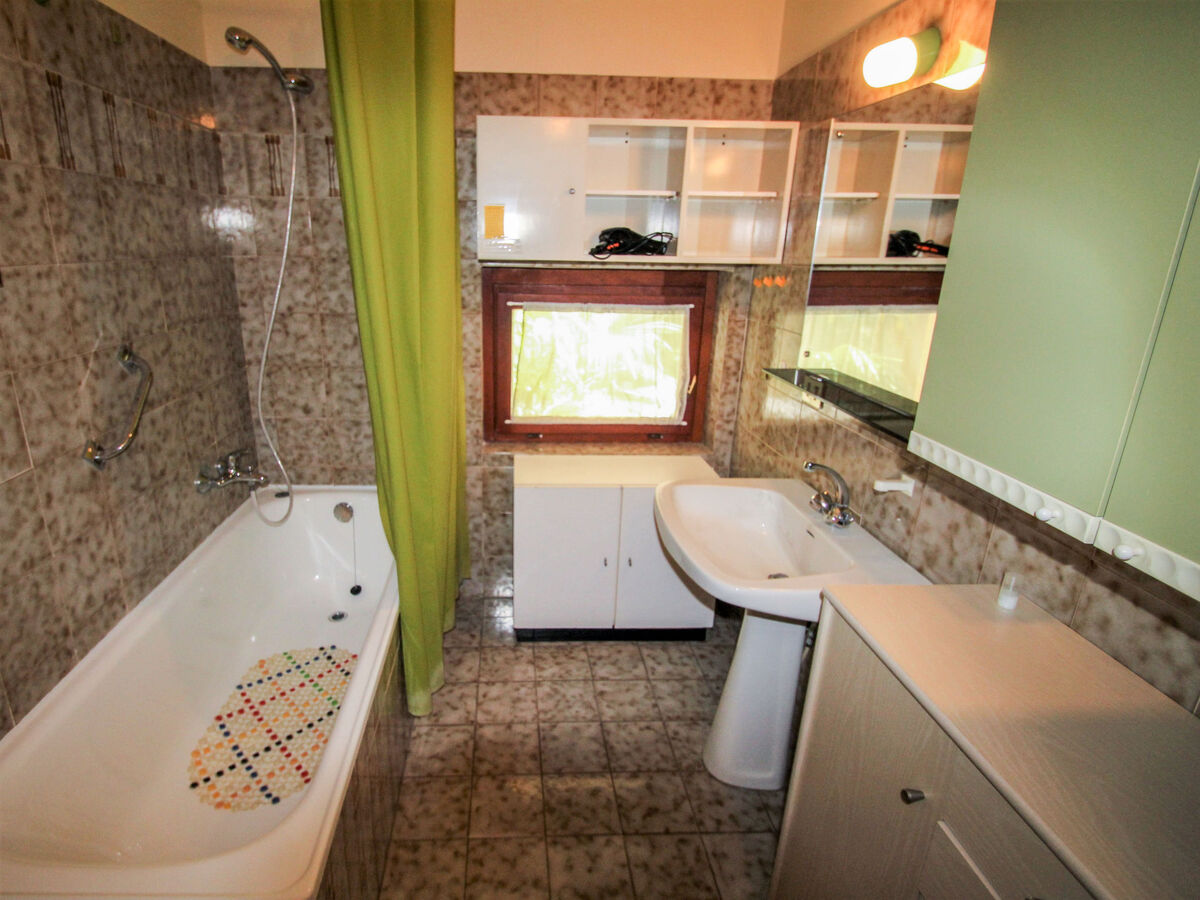 Studio Porto Valtravaglia, terrasse 10m² à 150m du lac - Photo 12