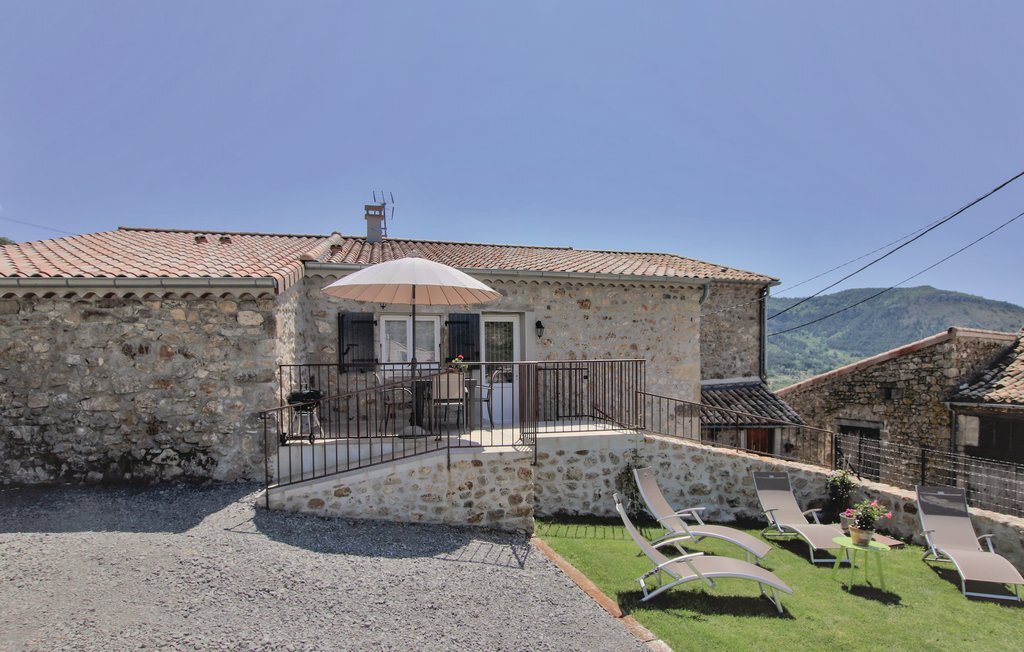 Maison en pierre avec terrasse et jardin à St Etienne de Boulogne - Photo 1