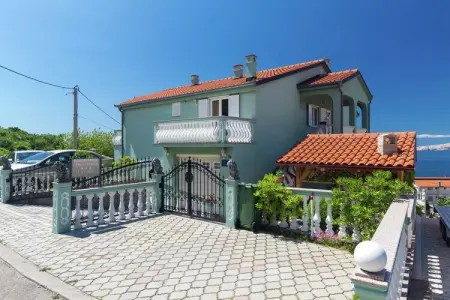 Location appartement à Senj, Appartement avec piscine partagée