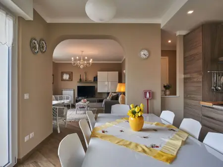 Maison Anna à Luino : 8 pers., balcon et terrasses - Photo 4