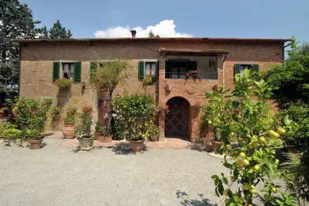 Location maison à Cortona, Villa rustique entourée de champs de tournesols