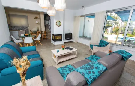 Maison vue mer perchée sur rocher à Argaka : photo 2