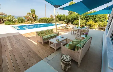 Maison vue mer perchée sur rocher à Argaka : photo 3