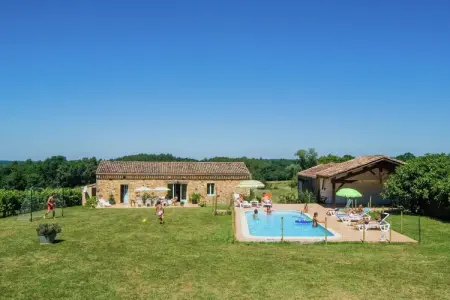 Location maison à Biron, Belle maison de vacances avec piscine clôturée