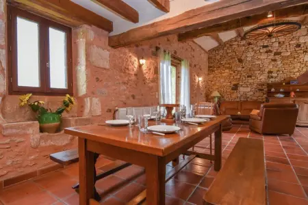Maison au milieu des champs avec piscine, Belle maison de vacances avec piscine clôturée - Photo 2