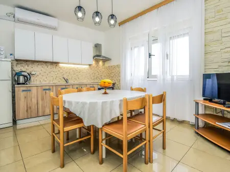 Maison Ankica à 20 m de la plage, Pašman