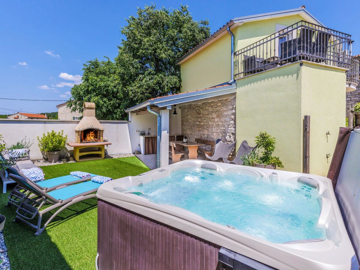 Maison Ana à Rovinj : 2 chambres, terrasse et jacuzzi - Photo 1