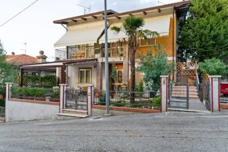 Location appartement à Saludecio, Agréable appartement avec cour