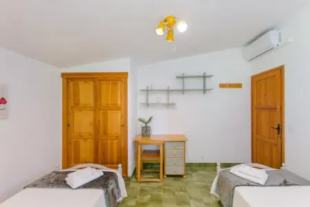 Villa La Sort Llarga à Pollença, piscine et porche jeux : photo 23