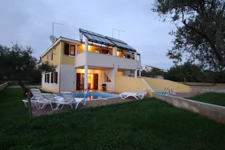 Holiday Home Rosie 2, Maison à Novigrad avec piscine privée - Photo 1