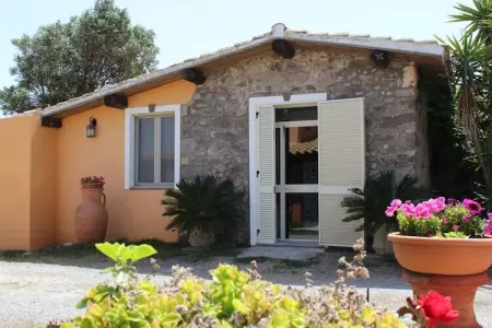 Location gite à Sant'Antioco, Cottage à Calasetta en Sardaigne avec jardin
