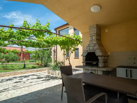 Maison Aleksandra à Pula, 6 pers, terrasse couverte : photo 13