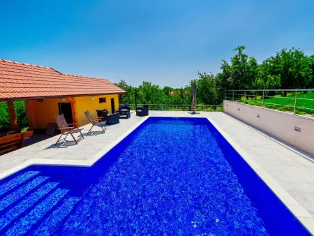 Madera – Maison 6 pers. piscine privée Dugo Selo : photo 2