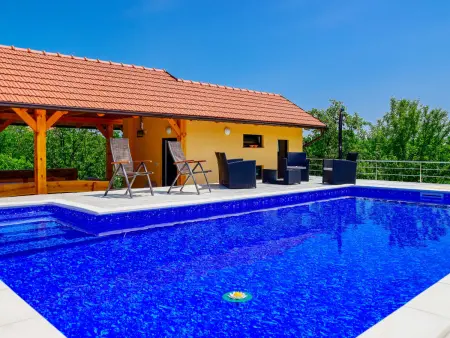 Madera – Maison 6 pers. piscine privée Dugo Selo : photo 6