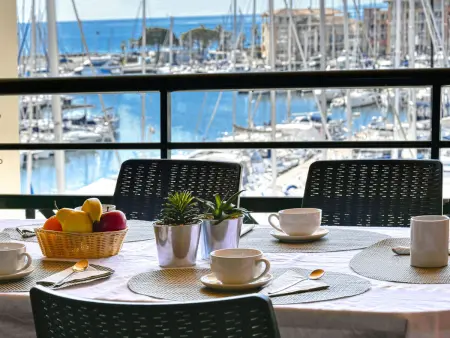 Appartement Bleu Marine, vue port à Fréjus : photo 16