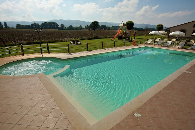 Villa Spello à Cannara : piscine et vue sur Assise - Photo 12