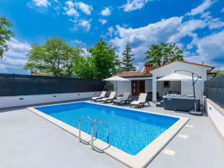 Maison Susanne avec piscine privée à Pićan
