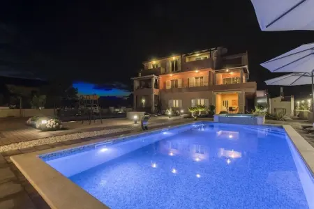 Location appartement à Grebastica, Villa Grebastica au bord de la piscine