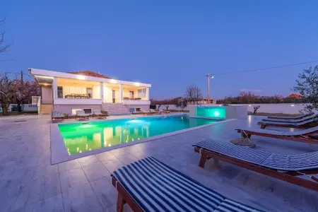 Location maison à Galovac, Villa à Galovac avec piscine près de Zadar
