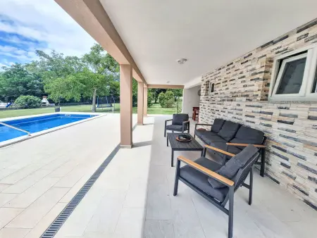 Maison Marina à Labin : piscine privée 8x4m et 3000m² de terrain : photo 3