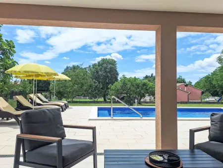Maison Marina à Labin : piscine privée 8x4m et 3000m² de terrain : photo 4