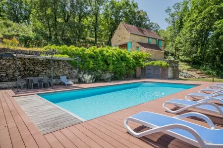 Location maison à Lavercantière, Escapade au bord de la piscine en Dordogne