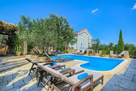 Location appartement à Murter, Villa à Murter avec vue sur mer et jacuzzi