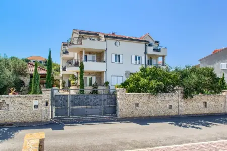 Location appartement à Murter, Villa à Murter avec piscine et vue mer