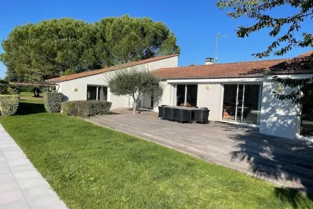 Location villa à Brives sur Charente, Villa moderne avec piscine à Brives