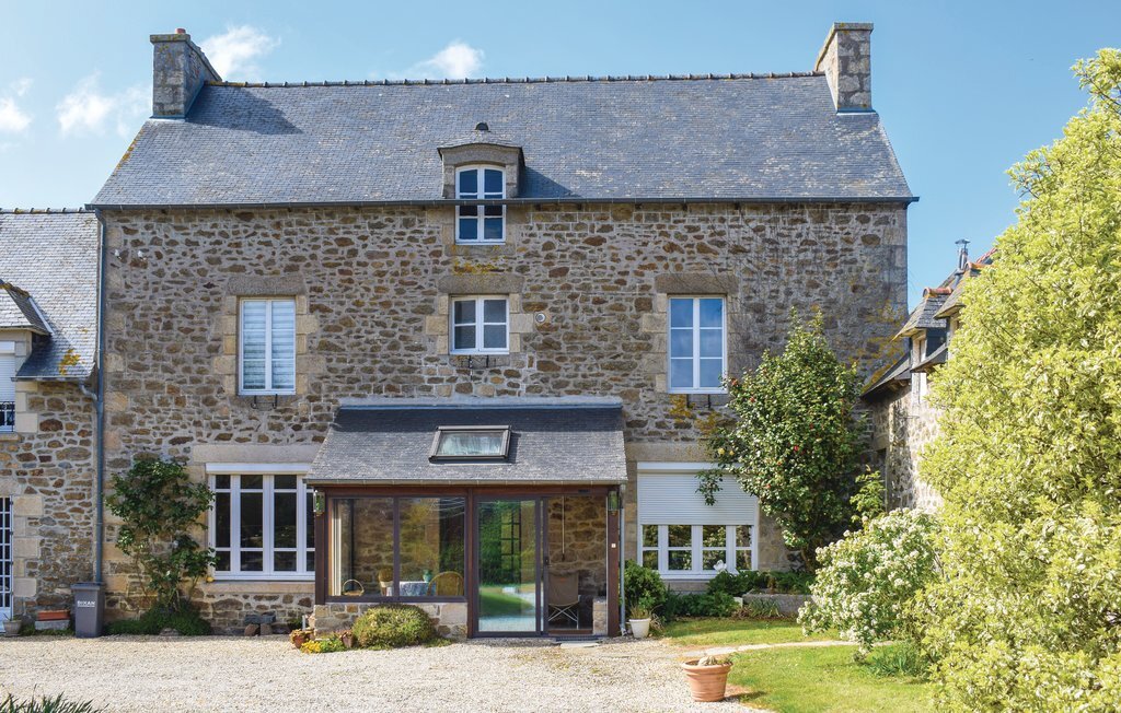 Maison rustique 7 pers. à 7 km de la plage, Plancoet - Photo 1