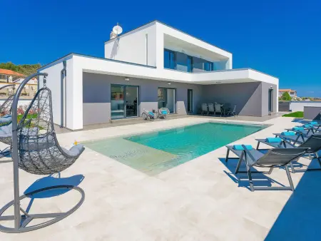 Villa Ella Premantura, piscine privée et vue sur la mer : photo 9
