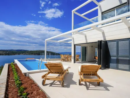 Maison Jakša avec piscine chauffée, vue mer à Šolta