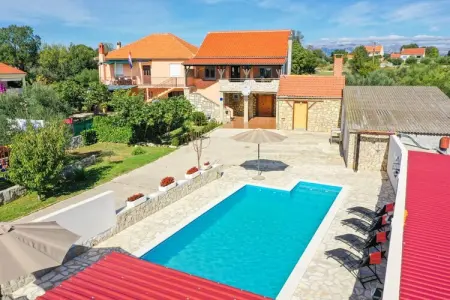 Location villa à Poličnik, Villa à Poličnik avec piscine près de Zadar