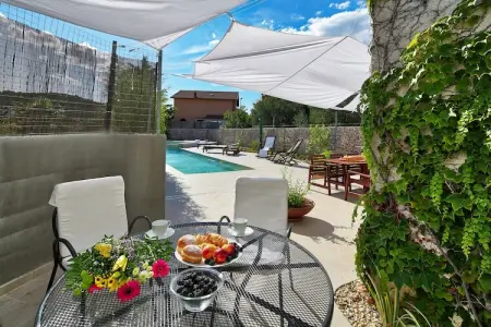 Villa B&B, Charmante Villa avec Piscine - Photo 13