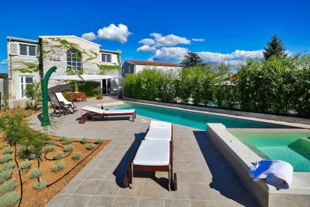 Villa B&B, Charmante Villa avec Piscine - Photo 14