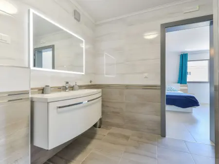 Maison East - 4 chambres, piscine chauffée à Tribunj : photo 11