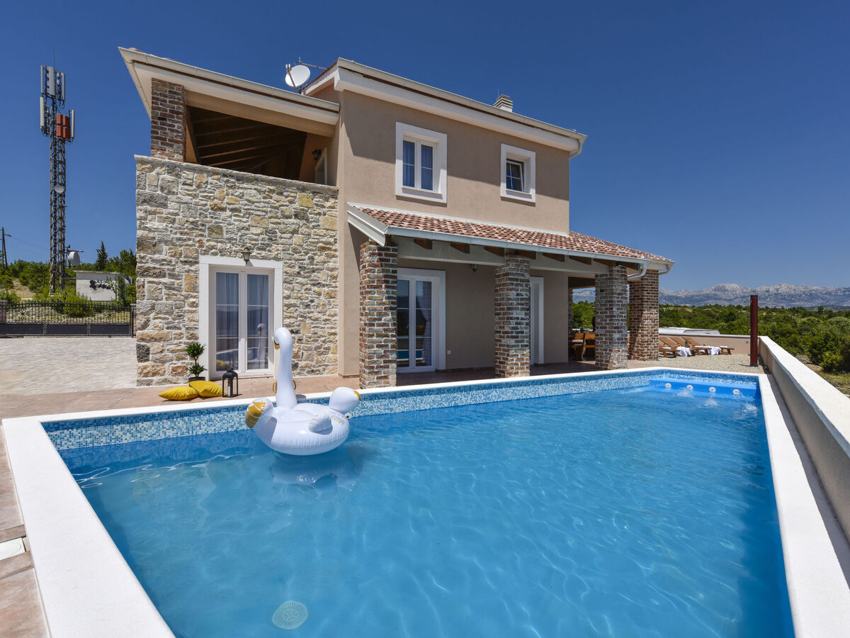 Maison Imperia à Pridraga : piscine chauffée, 8 places - Photo 1