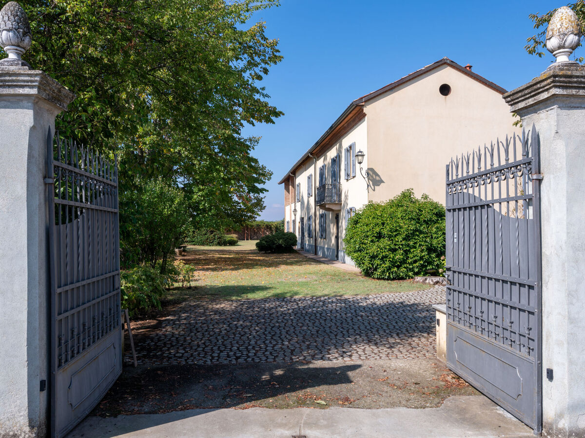 Maison Marina à Tortona – 350 m² avec piscine 12×6 m - Photo 1