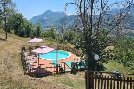 Location maison à Serra Sant'abbondio, Villa à flanc de colline avec piscine