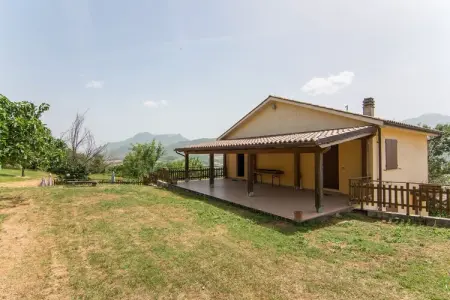 Hillside Villa with Pool, Villa à flanc de colline avec piscine - Photo 1