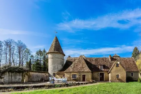 Le Vieux Château du Veurdre, 8 pers., piscine : photo 1