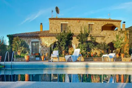 Location villa à Calonge, Villa avec chaises longues
