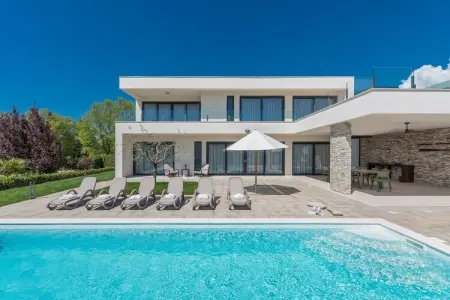 Location maison à Novigrad, Villa à Novigrad avec piscine et vue sur mer
