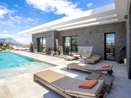 Villa Sareva – 250 m² avec piscine 11×4 m, vue vallée : photo 2