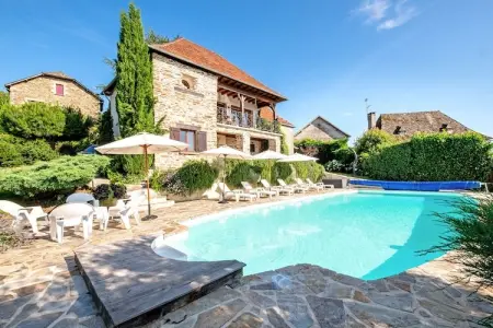 Location maison à Altillac, Maison en pierre avec piscine et jardin