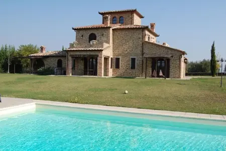 Location maison à Sanfatucchio, Villa avec piscine sur le lac de Chiusi