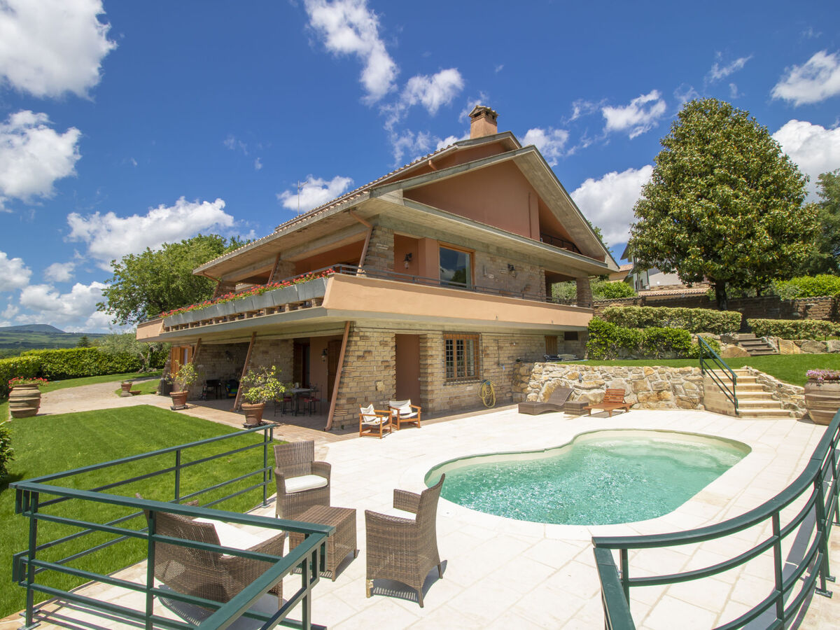 Villa Carolina – 450 m² avec piscine au Lago di Vico - Photo 1
