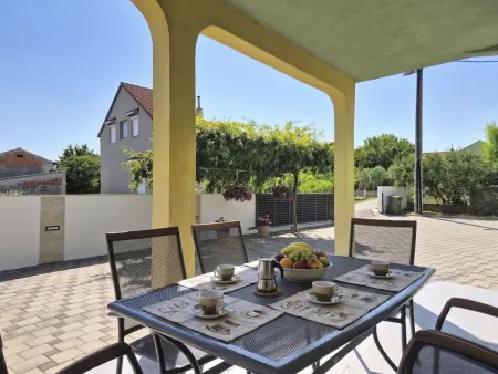 Maison Laura à Pridraga, 1 km de la mer